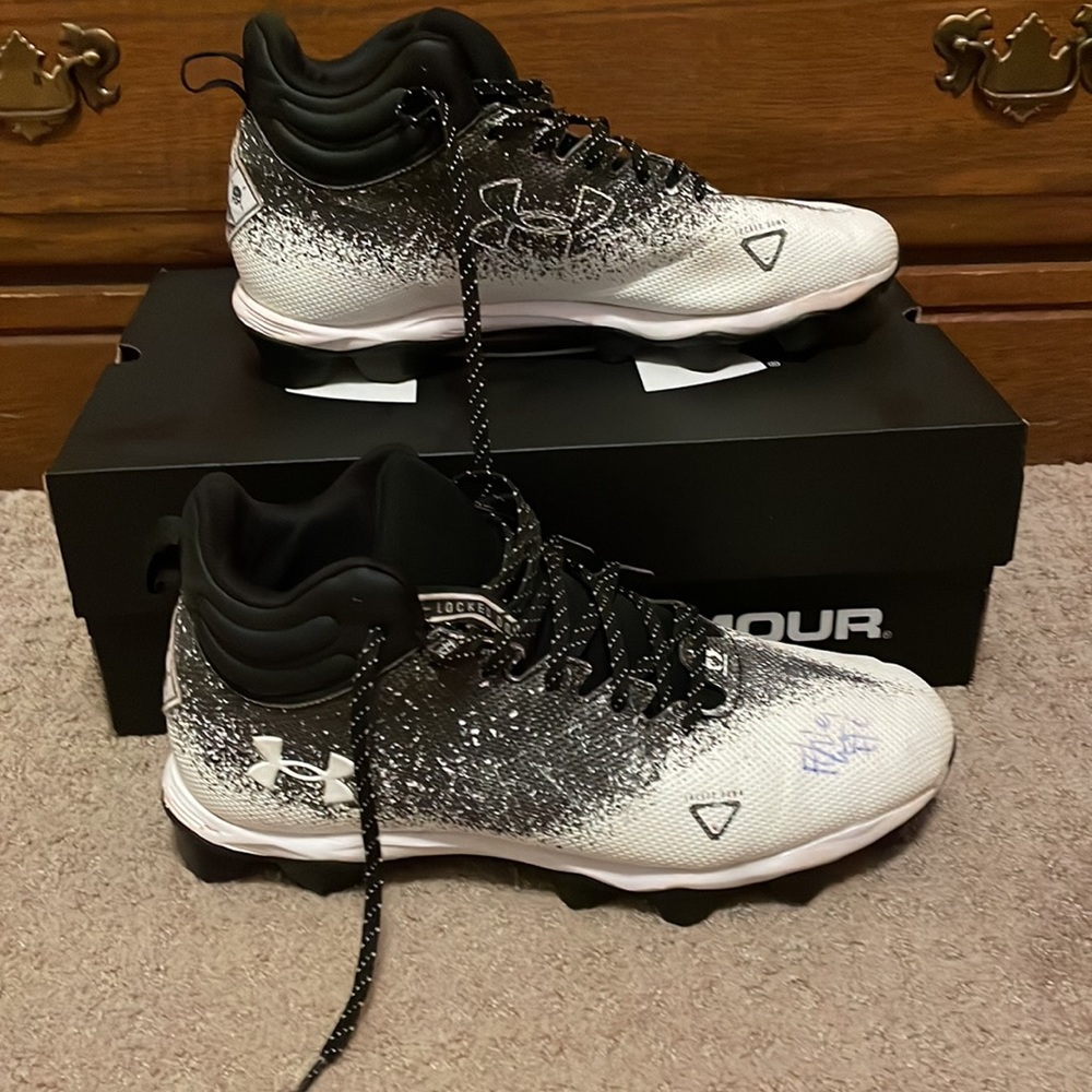 Mens football cleats (wide)